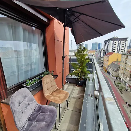 Cozy Rooftop Sunny W Terrace & Views 아파트